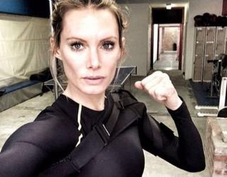 Doble de riesgo de Milla Jovovich pierde su brazo en accidente