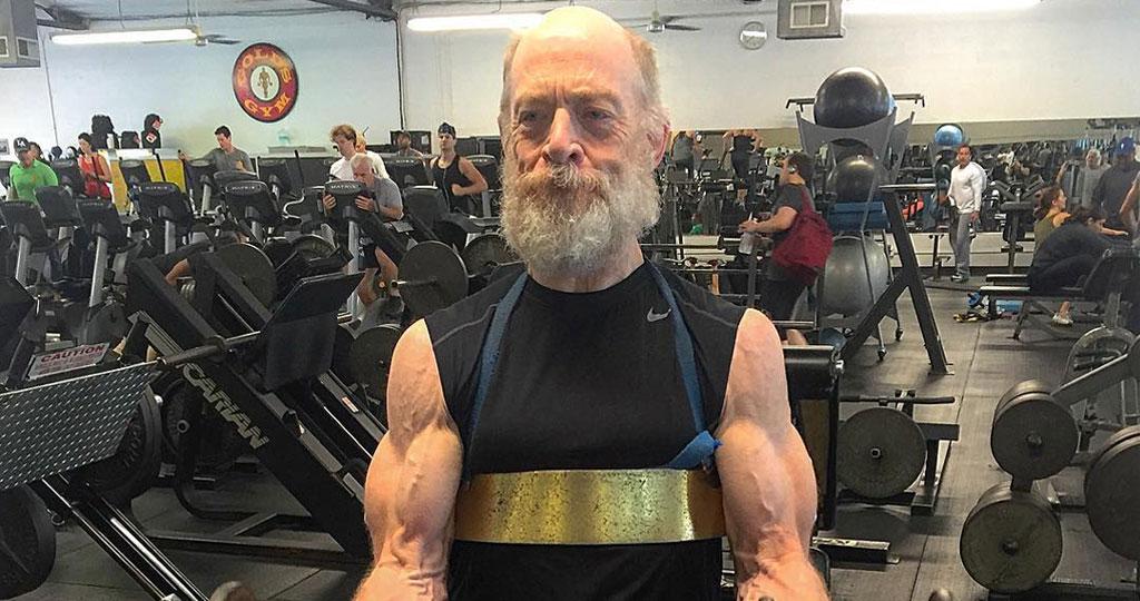 El actor J.K. Simmons nos asombra con su Increíble cambio físico