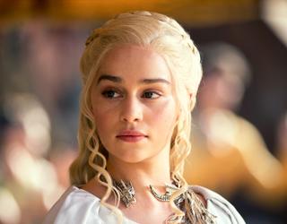 Transformación de Emilia Clarke en Daenerys para Juego de tronos. 