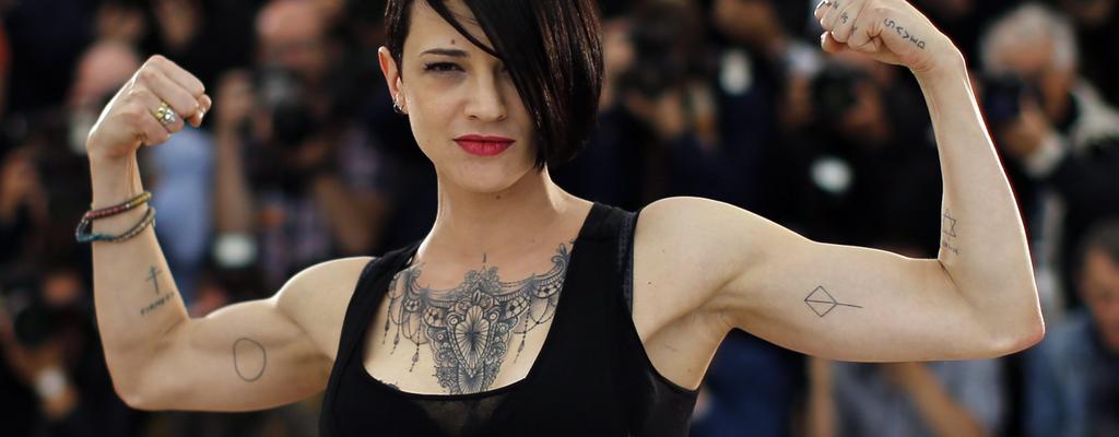 Asia Argento da su versión  muy a su estilo.