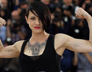 Asia Argento da su versión  muy a su estilo.