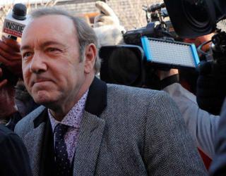 Hermano de Kevin Spacey asegura que su hermano se convirtió en depredador sexual por su padre